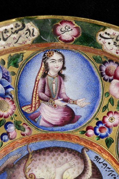 Tazón con tapa, platillo y cuchara con decoración astrológica, principios del siglo XIX de Baqir Baqir