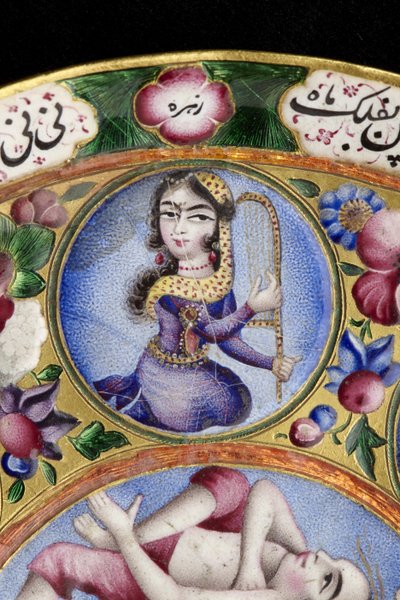 Tazón con tapa, platillo y cuchara con decoración astrológica, principios del siglo XIX de Baqir Baqir