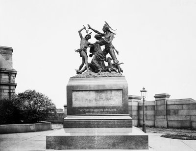 Monumento a la Masacre de Fort Dearborn en la calle Calumet y la avenida 18, Chicago, Illinois, EE.UU., c.1900 (foto en b/n) de Barnes and Crosby