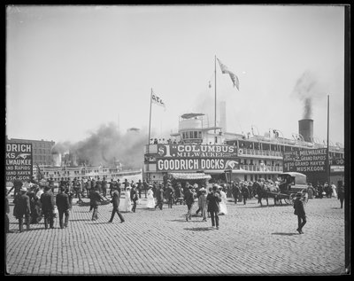 Barco de pasajeros Christopher Columbus atracado en los Muelles Goodrich, Chicago, Illinois, EE.UU., c.1905 de Barnes and Crosby