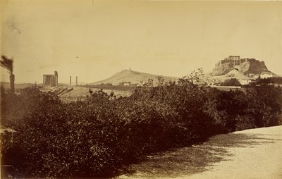 Atenas - Templo de Zeus Olímpico y Acrópolis desde el este. de Baron Paul des Granges
