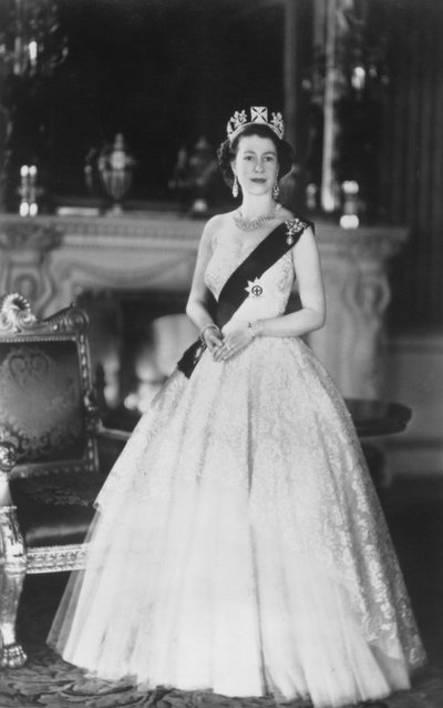 Su Majestad la Reina Isabel II en el Palacio de Buckingham, 12 de marzo de 1953 de Baron Sterling Henry Nahum