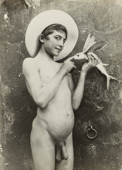 [Niño con pez] de Baron Wilhelm von Gloeden