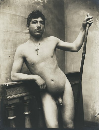 [Hombre desnudo con báculo y collar crucifijo] de Baron Wilhelm von Gloeden