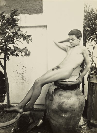 [Joven desnudo en el jardín] de Baron Wilhelm von Gloeden