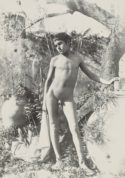 [Joven desnudo en el jardín] de Baron Wilhelm von Gloeden