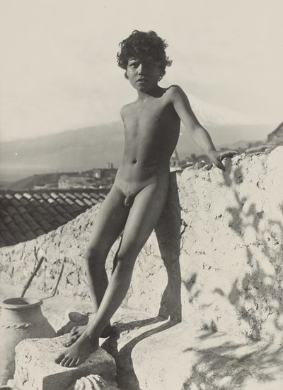 [Joven desnudo de pie] de Baron Wilhelm von Gloeden