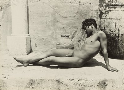 [Desnudo recostado con jarrones] de Baron Wilhelm von Gloeden
