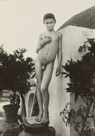 [De pie desnudo] de Baron Wilhelm von Gloeden