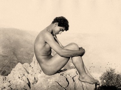 Estudio de un desnudo masculino sobre una roca, Taormina, Sicilia, c.1900 de Baron Wilhelm von Gloeden