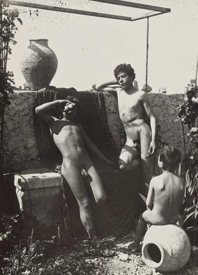 [Tres niños en un jardín] de Baron Wilhelm von Gloeden