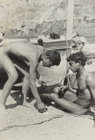 [Dos jóvenes desnudos con barco] de Baron Wilhelm von Gloeden