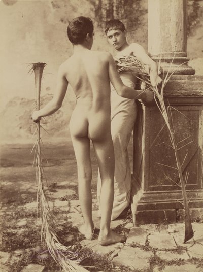 Sin título [Dos jóvenes sosteniendo hojas de palmera]. de Baron Wilhelm von Gloeden