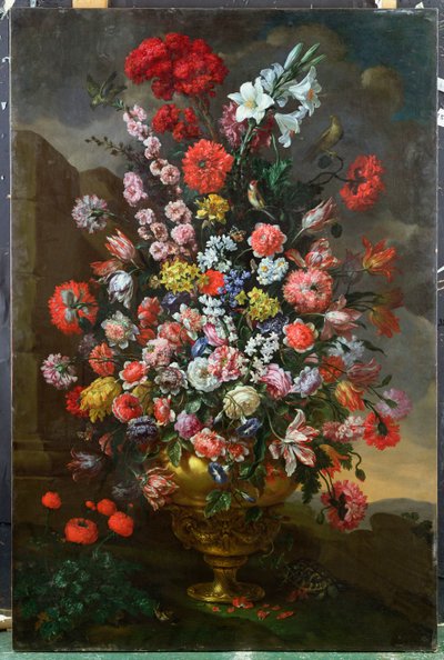 Lirios, tulipanes, claveles, peonías, convolvuli y otras flores en una urna de bronce con pájaros, una tortuga y mariposas en un paisaje, 1718 de Bartolomeo Bimbi