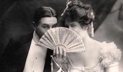 Billie Burke y Farren Soutar en una escena de La Bella de Mayfair, principios del siglo XX de Bassano Studio