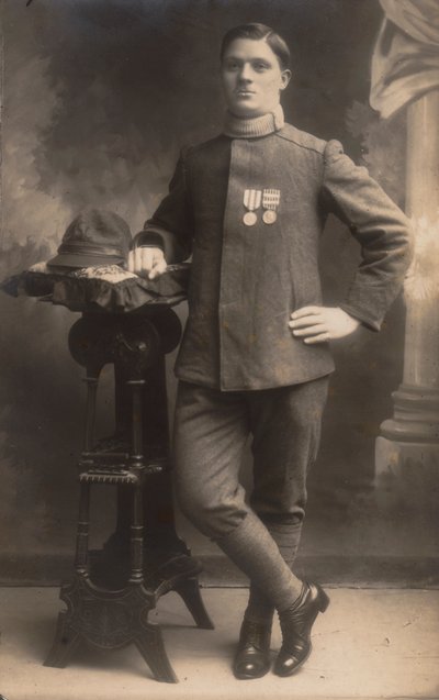 Álbum "El Ejército GM R. (Primera Guerra Mundial)": soldado de infantería en uniforme de campo (foto en blanco y negro) de Battelli Battelli