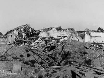 Los bombardeos de Sermide: edificios dañados durante la Segunda Guerra Mundial de Bayard and Bertall
