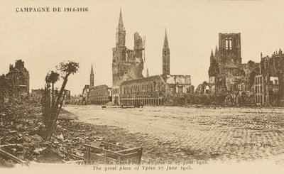 La Grand Place, Ypres, 27 de junio de 1915 de Belgian Photographer