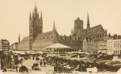 La Grand Place en día de mercado, Ypres, Bélgica de Belgian Photographer