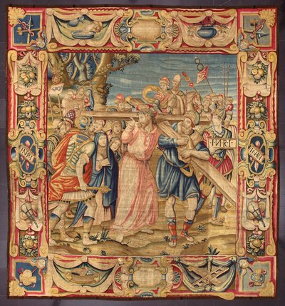 Cristo y Simón de Cirene (el Cirineo). (Quinta parada del Vía Crucis (llevando la cruz). Un trozo de la cruz lleva la inscripción I.N.R.I. (INRI). Tapiz realizado en las manufacturas de Bruselas. Siglo XVI Genes, Musei di Strada Nuova de Belgian School