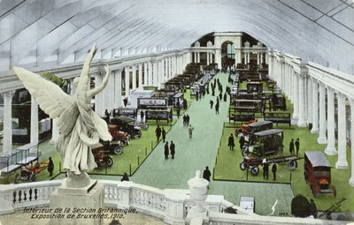 Postal que representa vehículos motorizados en la sección británica de la Exposición Universal en Bruselas en 1910 de Belgian School