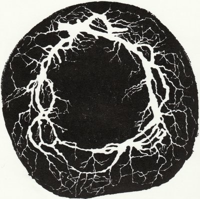 Corona de raíces, 2019 (grabado en madera sobre papel) de Bella Larsson