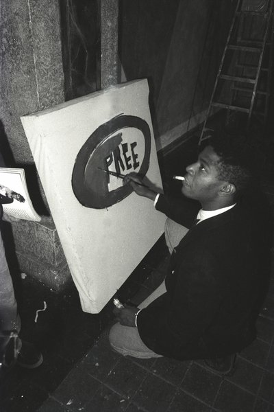 Jean-Michael Basquiat pinta "Pree" en Area, Nueva York de Ben Buchanan