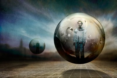 Hombre dentro de una esfera flotante de Ben Goossens ✝