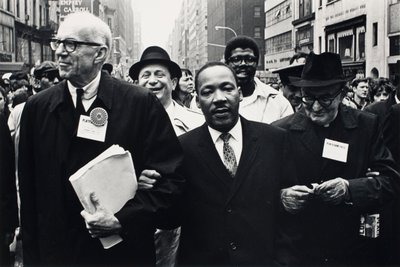 Dr. Benjamin Spock, Dr. King y Monseñor Rice de Pittsburgh marchan en el Desfile del Día de la Solidaridad de Benedict J. Fernandez