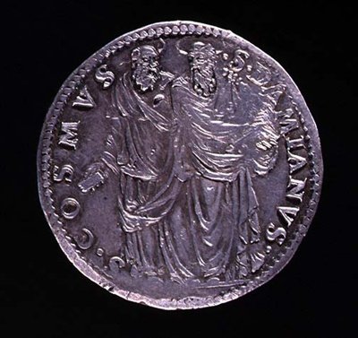 Reverso de moneda de plata que representa a SS Cosme y Damián de pie y mirándose. Inscripción: S. COSMVS S. DAMIANVS, acuñada 1532-1537 de Benvenuto Cellini