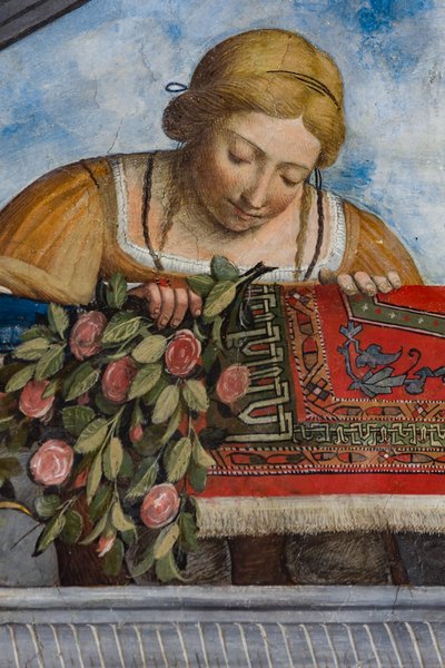 Mujer con vestido amarillo y flores, detalle de la bóveda, Aula Costabiliana o Sala del Tesoro (fresco) de Benvenuto Tisi da Garofalo