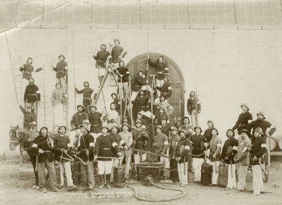 Un grupo de bomberos en Zichron Yaacov, c.1898-1900 de Bernard Edelstein