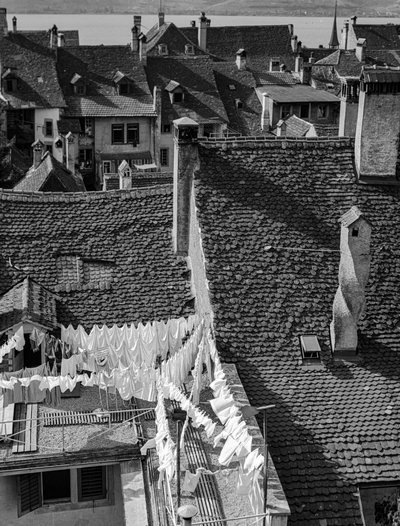 Tejados a dos aguas y secado de ropa en antiguas casas de pueblo italianas de Bernard F. Rogers