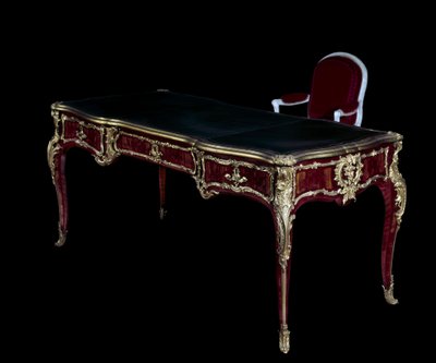 Mobiliario Luis XV: Oficina del Delfín con decoración de bronces dorados, base de madera incrustada de Aramante hecha por BVRB de Bernard II van Riesen Burgh