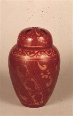 Pot pourri y tapa en lustre de cobre, c.1905-15 de Bernard Moore
