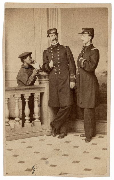 Retrato de oficiales navales y un mensajero,c. 1863 (foto) de Bernard Moses