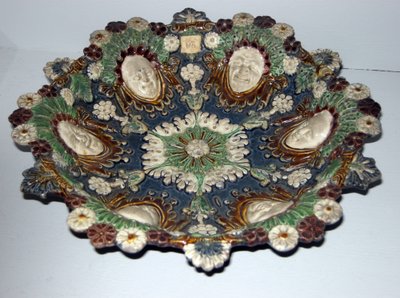 Plato con caras grotescas de Bernard Palissy