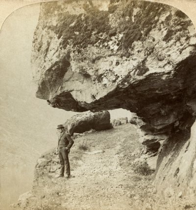 Hombre en un acantilado con vista a Naeroyfjord, Sogne, Noruega de Bert Underwood