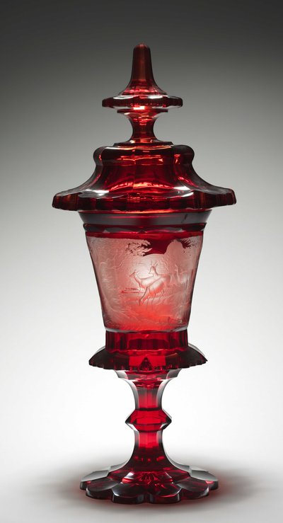 Copa cubierta, mediados de 1800 (vidrio rubí con decoración grabada) de Bohemian School