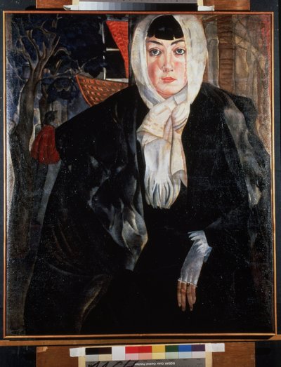 Retrato de una mujer (retrato femenino). Bella mujer de rostro melancólico, en la calle, con la cabeza cubierta por el pañuelo, vestida con un gran abrigo negro, apoyada despreocupadamente sobre su codo, dejando ver una mano delicada cubierta por una manop de Boris Dmitrievich Grigoriev