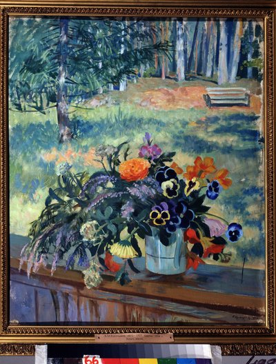 Flores (Flores). Bodegón, ramo de flores en la barandilla de madera de una terraza, con vistas a un parque arbolado. Pintura de Boris Michaylovich Kustodiev (Kustodiev) (1878-1927), óleo sobre lienzo de Boris Mikhailovich Kustodiev
