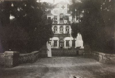 Álbum de la Primera Guerra Mundial en Friuli-Venecia Julia: Villa Brazzà, hogar del Hospital de guerra n. 17 en Soleschiano Manzano, foto tomada desde la torre de la iglesia, 05/1916 (foto en blanco y negro) de Bourbon Del Monte