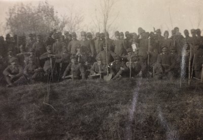 Álbum de la Primera Guerra Mundial en Friuli-Venecia Julia: retrato de grupo de los soldados de la Infantería 112.mo con palas cerca del río Torre de Bourbon Del Monte