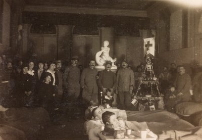 Álbum de la Primera Guerra Mundial en Friuli-Venecia Julia: retrato grupal en Navidad en Villa Brazzà, hogar del Hospital de guerra en Soleschiano Manzano, 25/12/1915 de Bourbon Del Monte