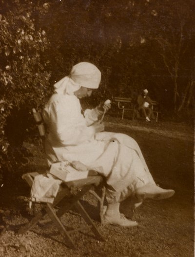 Álbum de la Primera Guerra Mundial en Friuli-Venecia Julia: retrato de una enfermera de la Cruz Roja en el parque de Villa Brazzà, hogar del Hospital de guerra en Soleschiano Manzano de Bourbon Del Monte