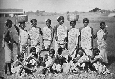 Un grupo de chicas Kol, 1902 de Bourne and Shepherd
