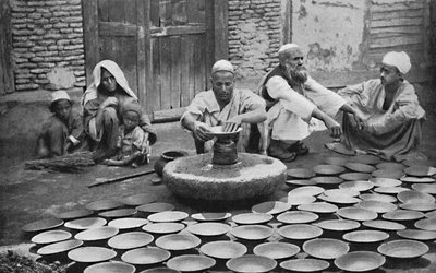 Alfareros de Cachemira trabajando, 1902 de Bourne and Shepherd