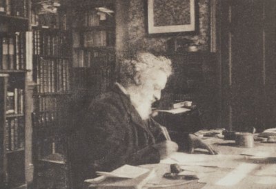 William Morris, coleccionista de libros, en su biblioteca de Kelmscott House, Hammersmith de British Photographer