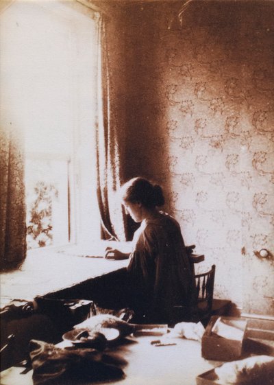 May Morris trabajando, principios de la década de 1890 (fotografía en blanco y negro) de British Photographer