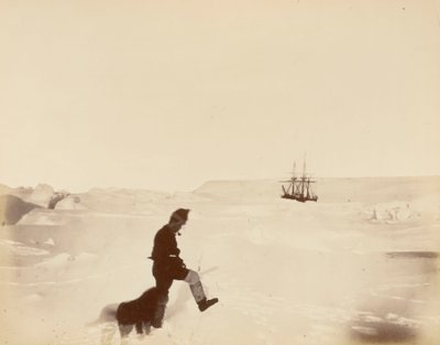 Cuarteles de invierno del "Alert"; Cabo Rawson a lo lejos; el Sr. White y "Nelly", durante la expedición británica al Ártico. de British School